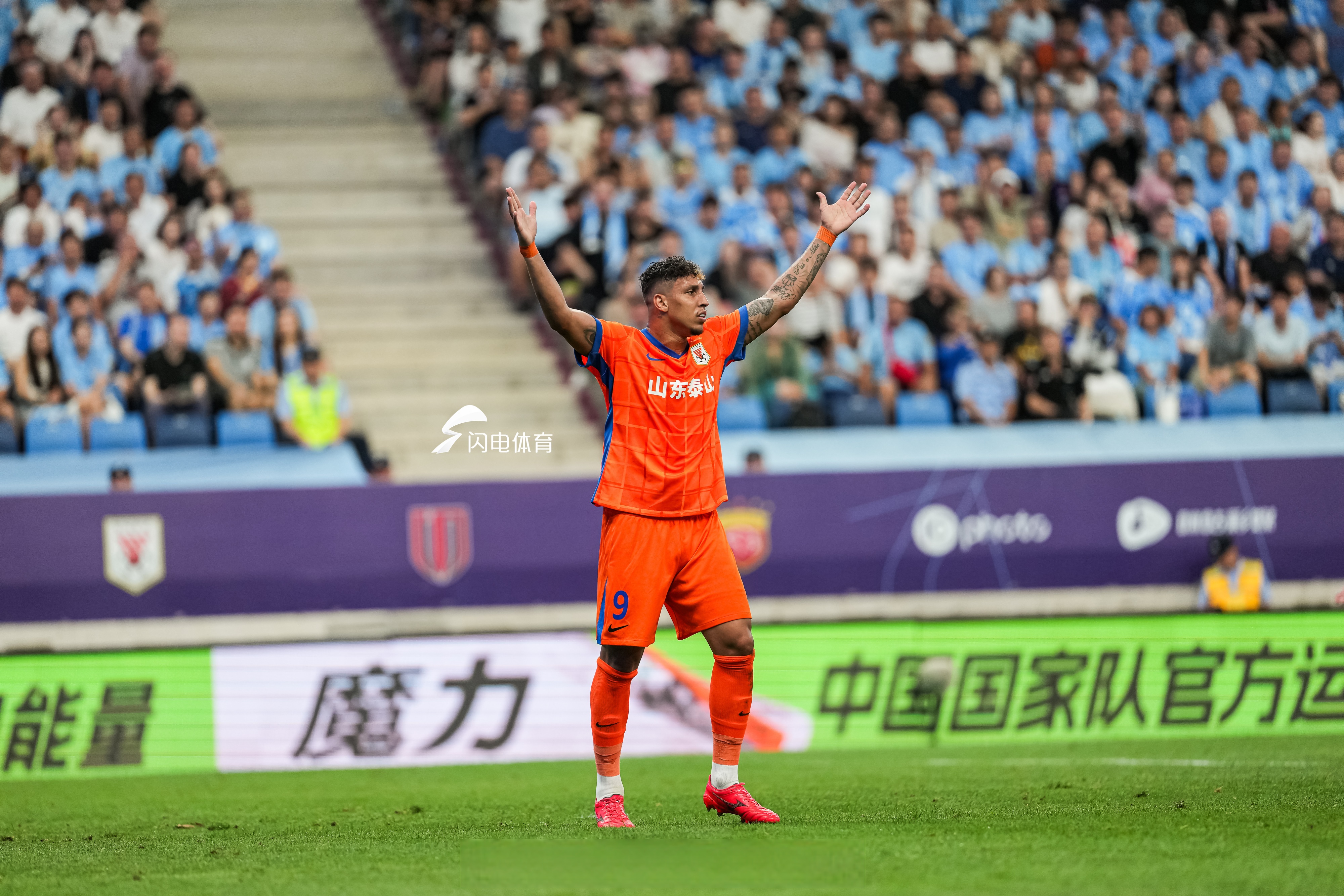 爱游戏官网 -包含赛地聚焦：德国杯转会期热度飙升，广州队战术微调，质疑声仍在，控场能力受关注的词条